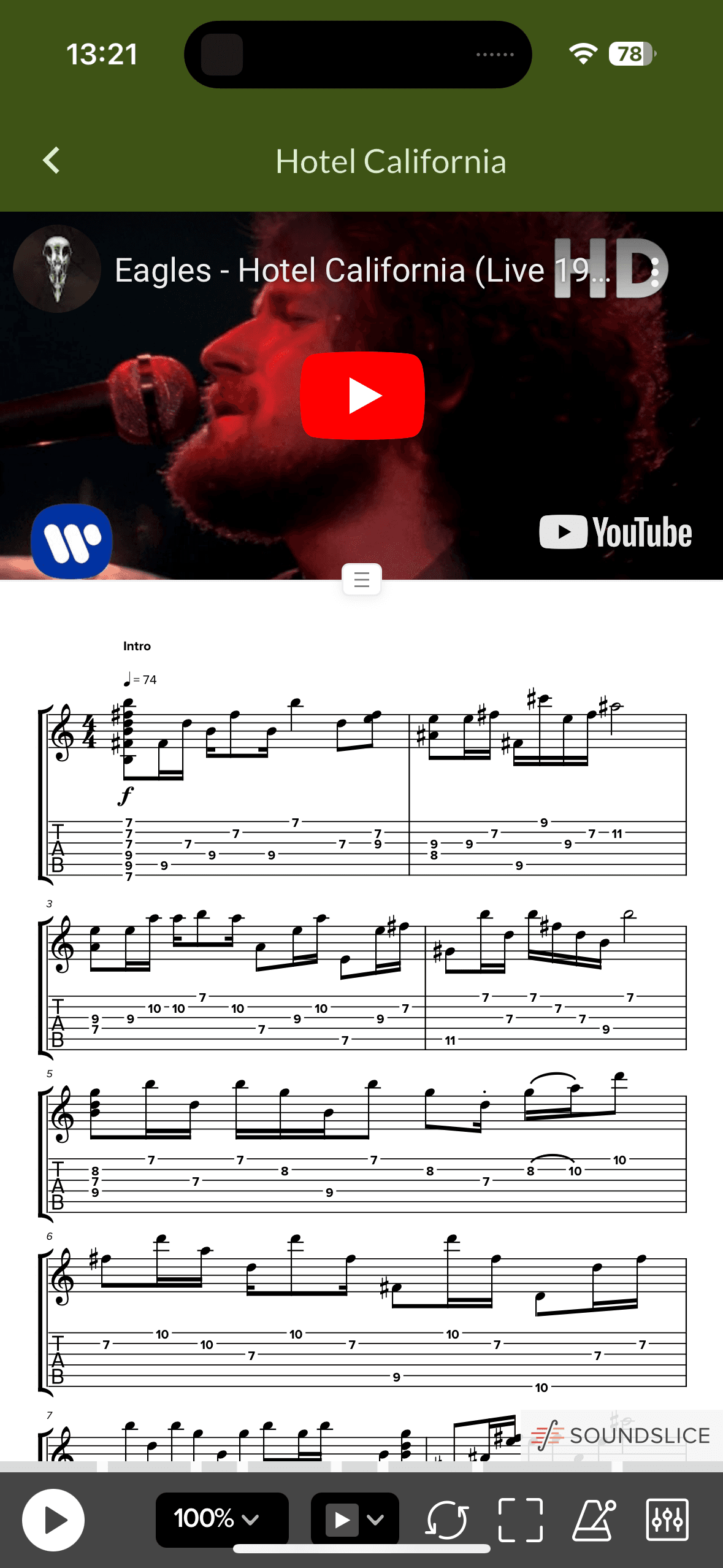 Guitar Tabs App - met muziek van Eagles' "Hotel California" met bladmuziek eronder. Groene achtergrond, live optreden, muzieknoten zichtbaar.