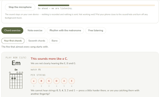 Animation: an Em is requested; the tool reports that string 3 is not ringing and recognises it as an E5, and once that string sounds it confirms the Em.