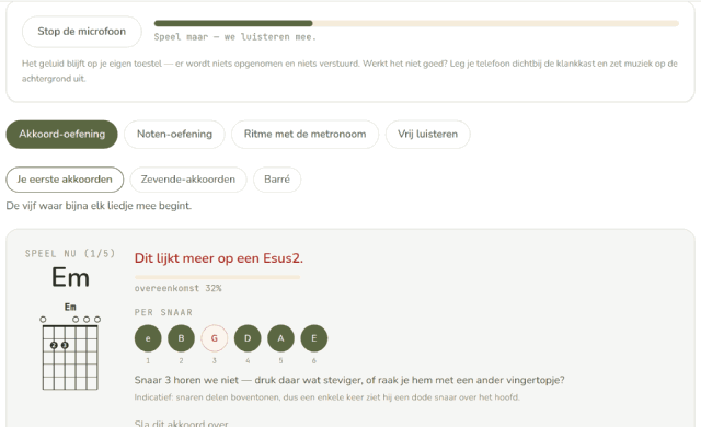 Animatie: er wordt om een Em gevraagd; de tool meldt dat snaar 3 niet meeklinkt en herkent het als een E5, en zodra die snaar wel klinkt tekent hij de Em af.